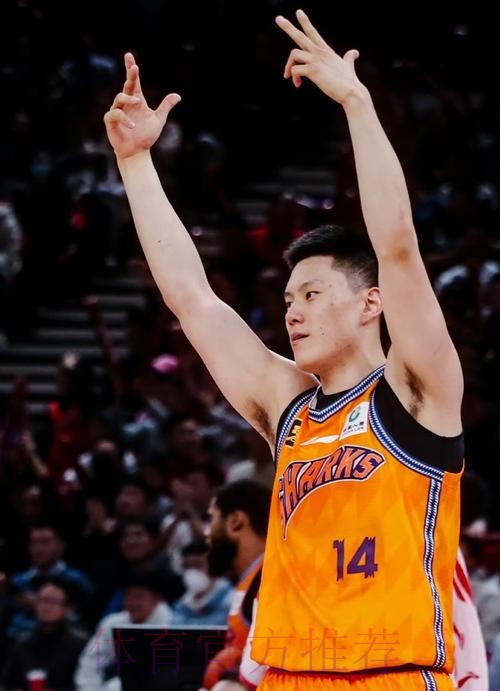 李弘权半场投篮6中3，得到8分3篮板2助攻1抢断